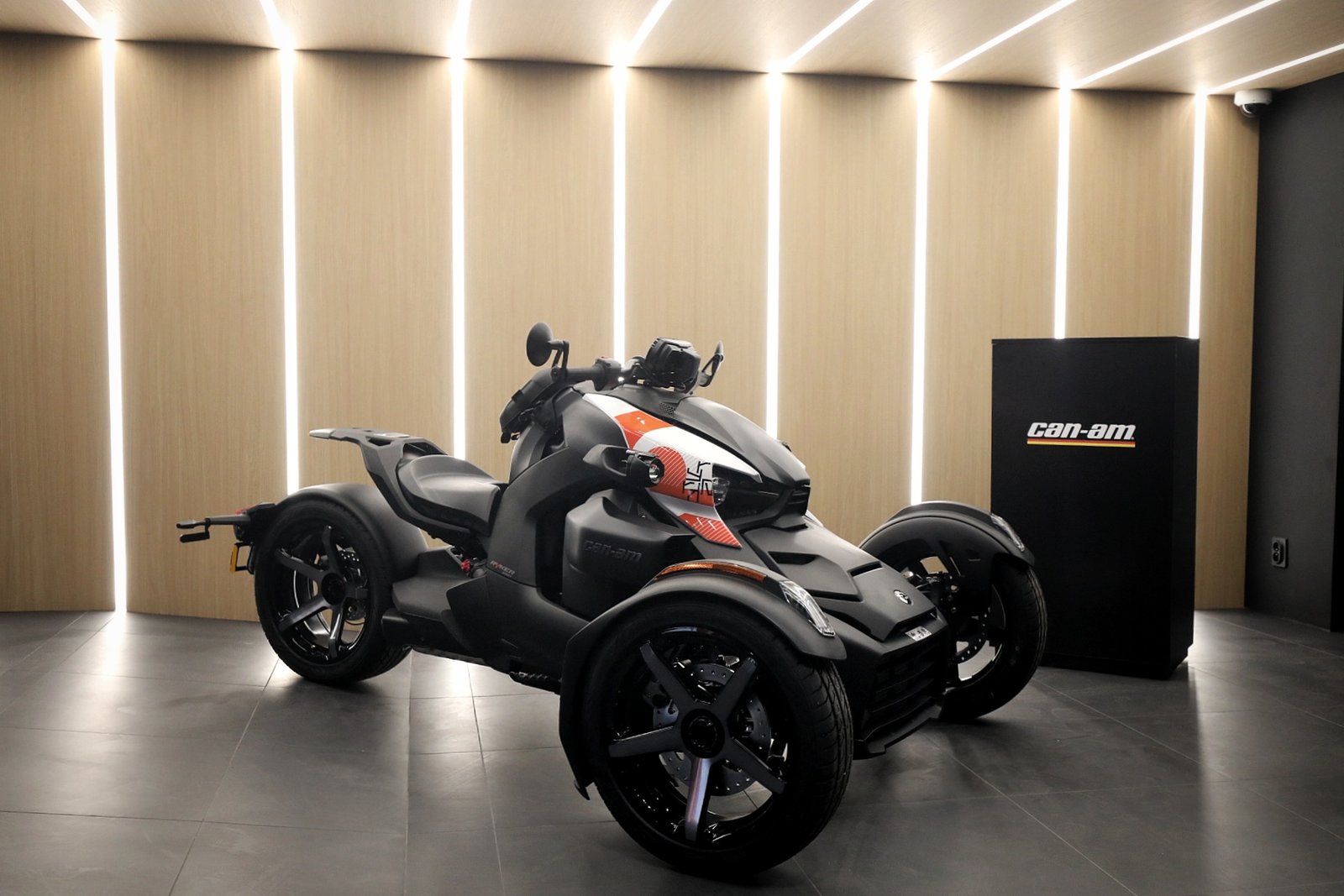 Can-Am-Flagship-Paris-Interior-Can-Am-Canyon